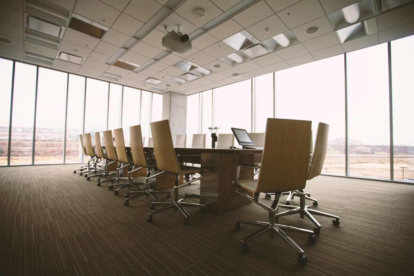 Sala de reunião corporativa com vista